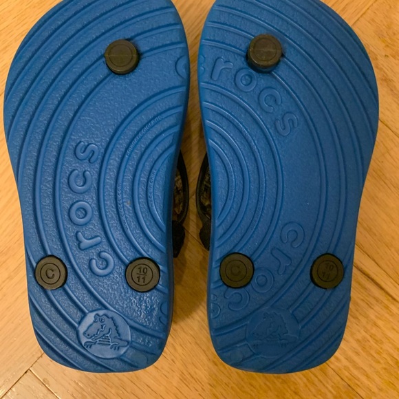 New Crocs X Disney Mickey Mouse Sandals Flip Flops Kids Toddler Size 10/11 10 11 - Picture 2 of 2